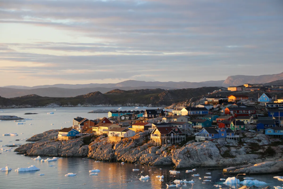 Ilulissat nyáron, szintén az éjféli nap idején.