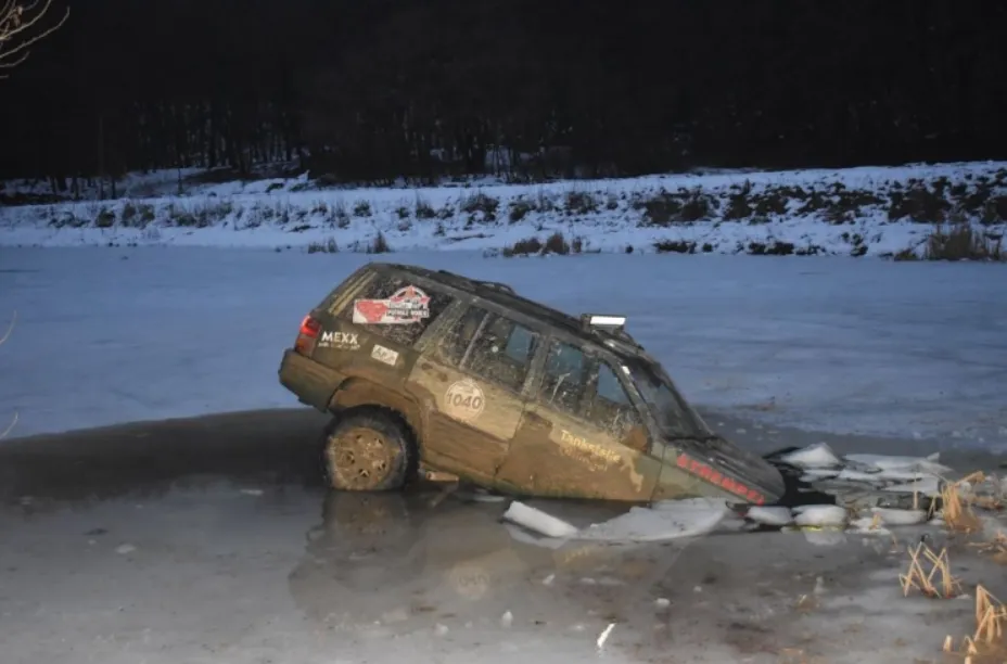 Befagyott tóba zuhant az autós