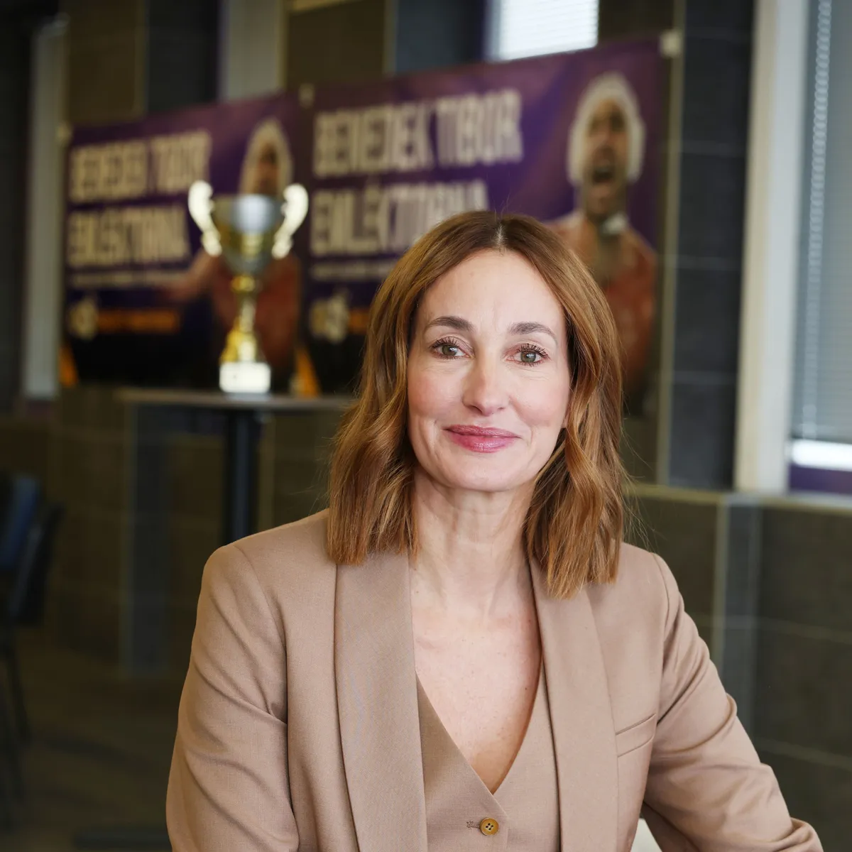 Epres Panni fia, Mór is a medencébe ugrik a Benedek Emléktornán