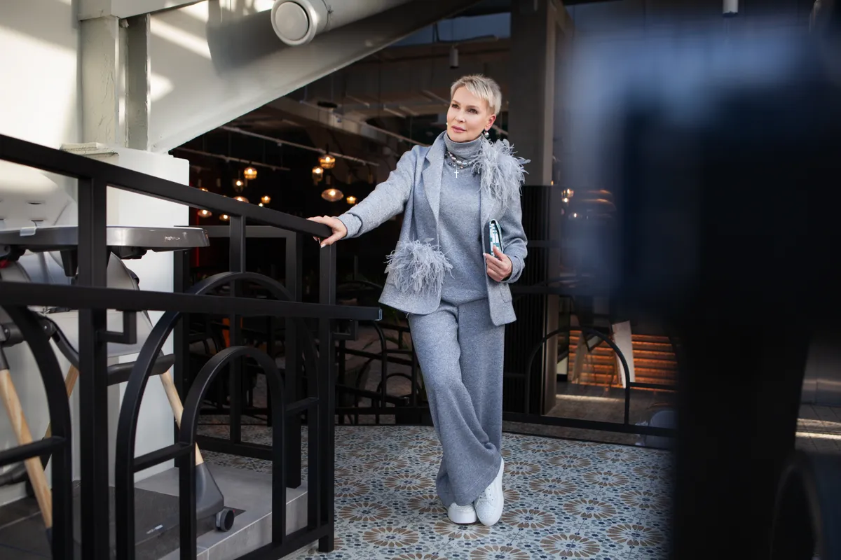 Minimalista kapszulagardróbból öltözködő csinos nő.