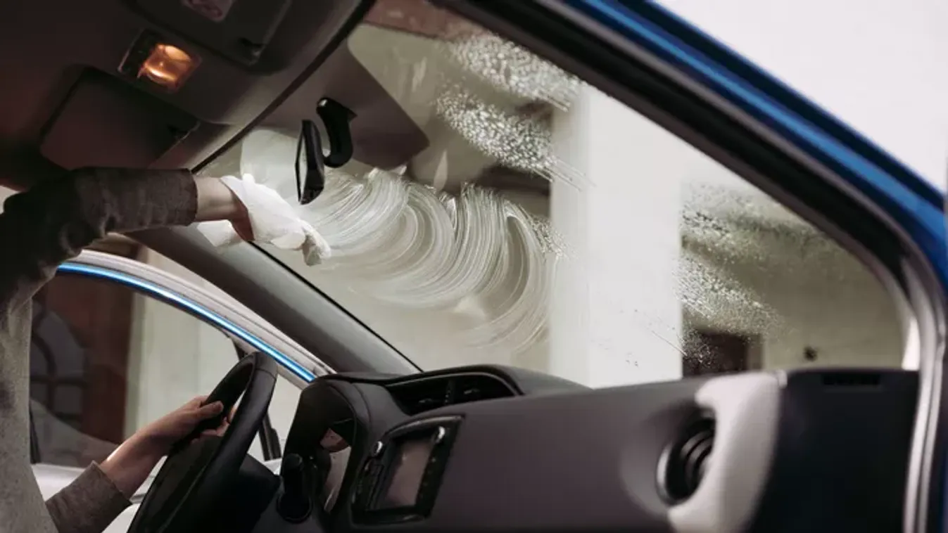 Eleged van az állandó törölgetésből? Ezek a leghatékonyabb módszerek a bepárásodott szélvédő ellen