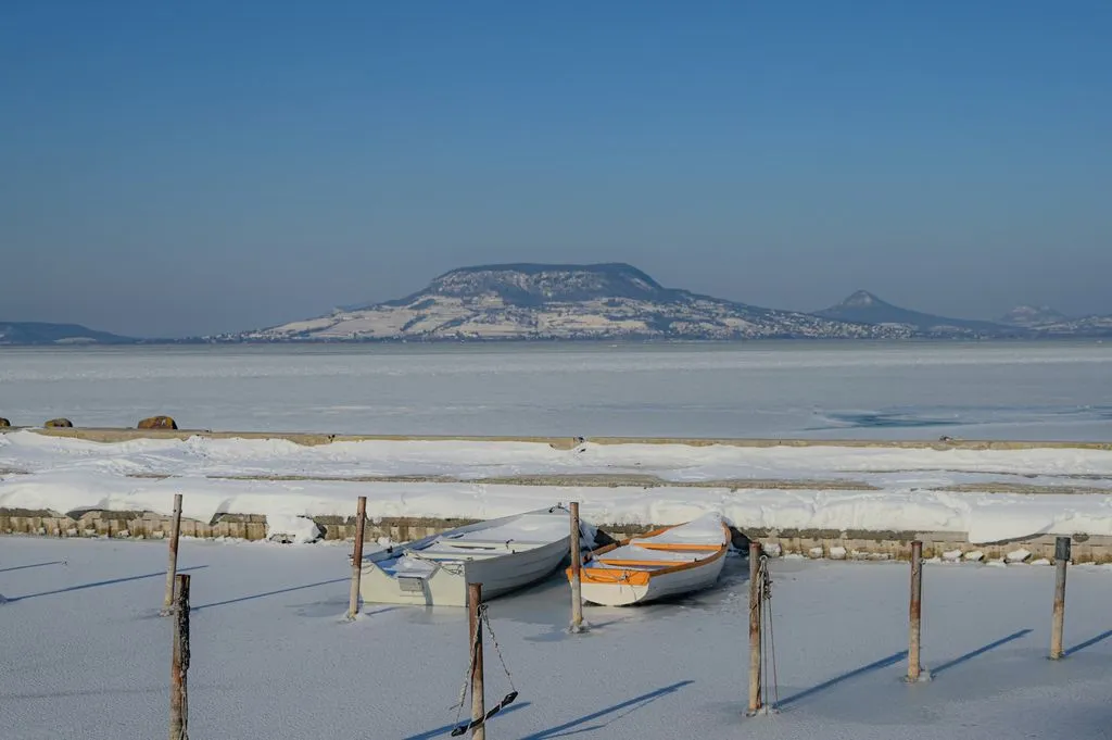 A befagyott Balaton csodálatos látvány, de veszélyes lehet! 