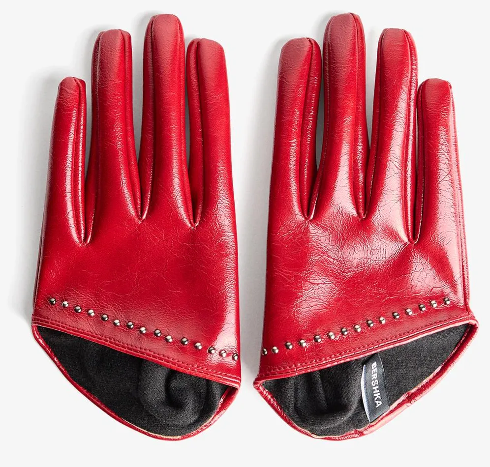 Téli kiegészítő: piros kesztyű.