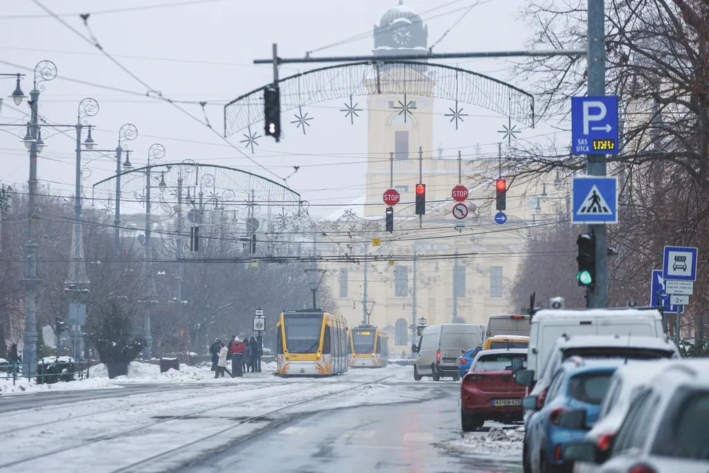 Debrecenben is esett a hó, de az utak járhatóak