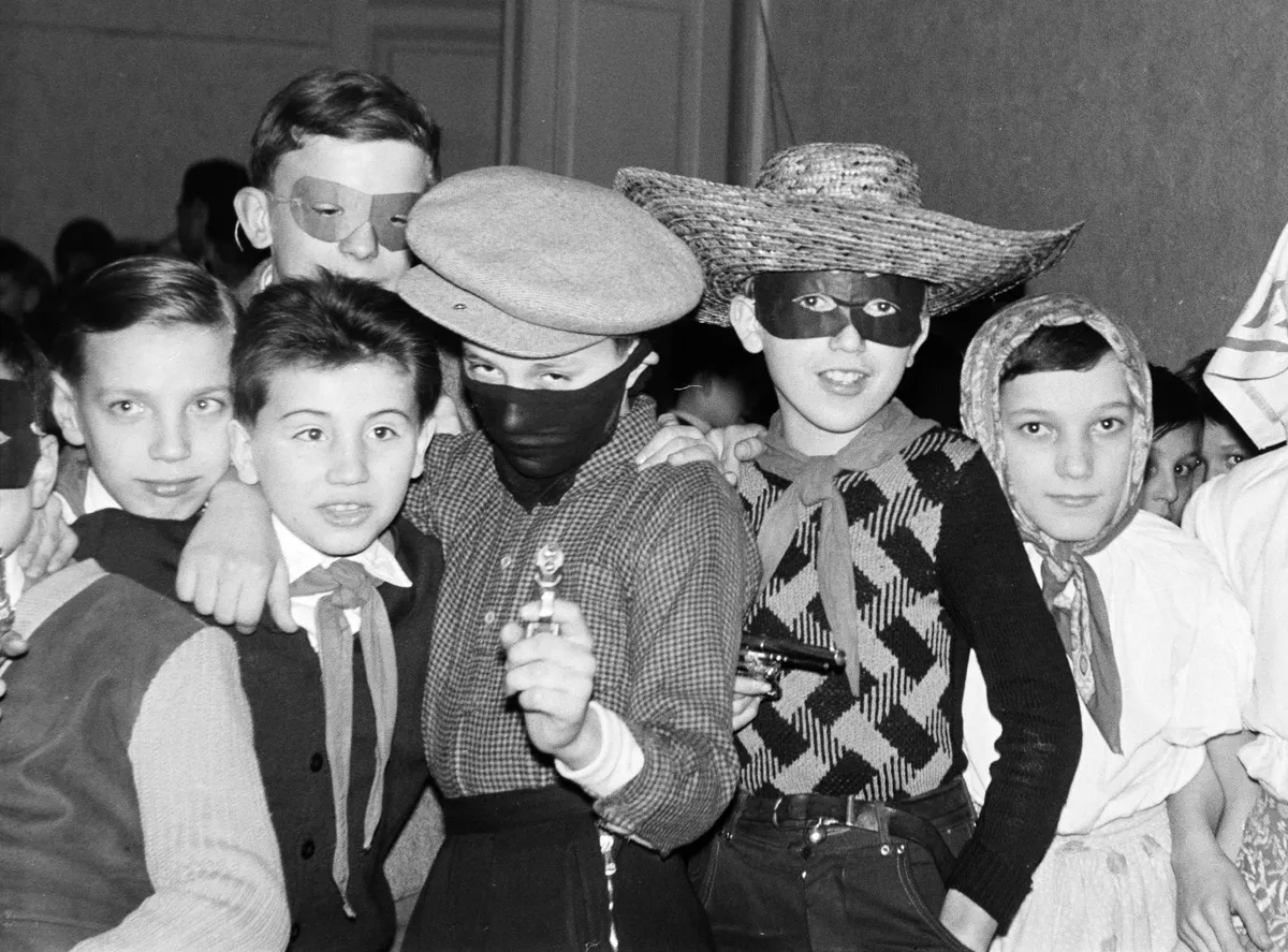 Retró kvízben szereplő gyerekek egy régi fekete-fehér fotón.