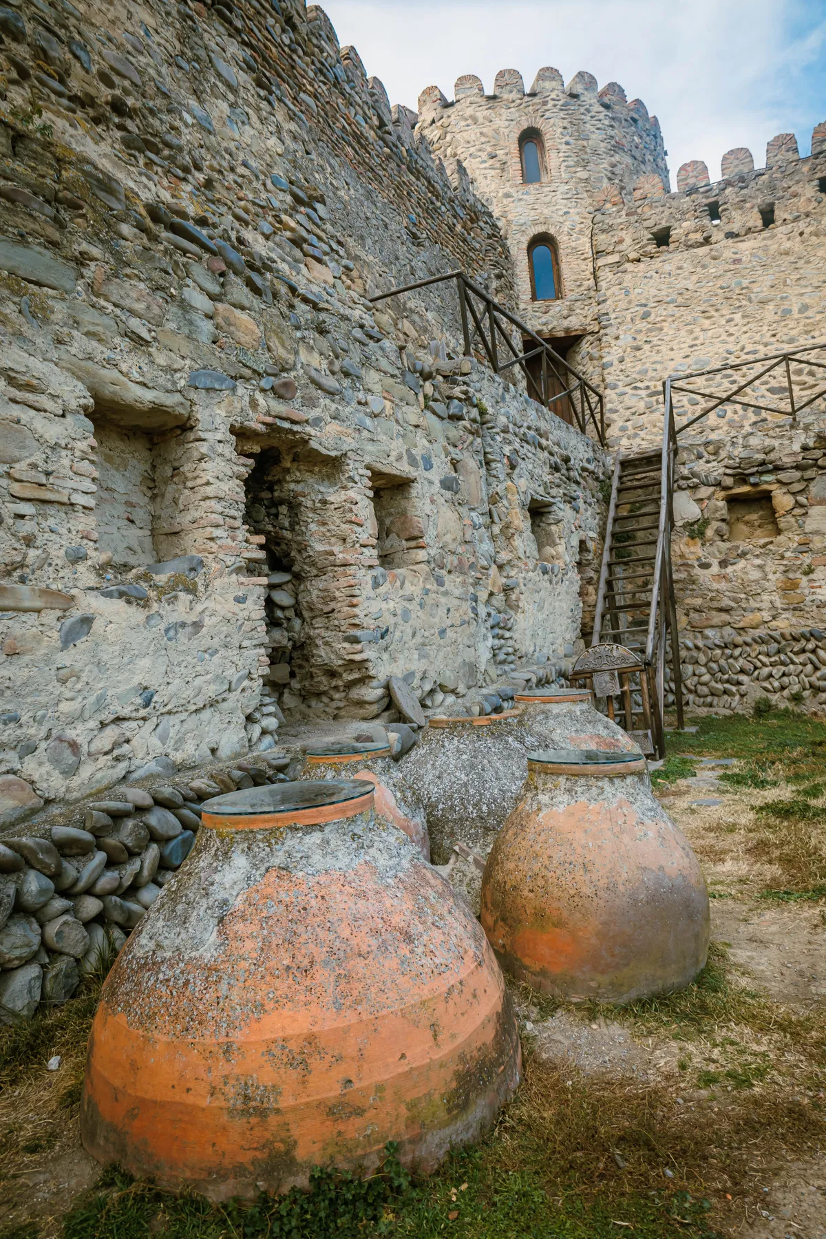 Régi bortartó agyagedények a grúziai Kakheti bortermelő vidékén.