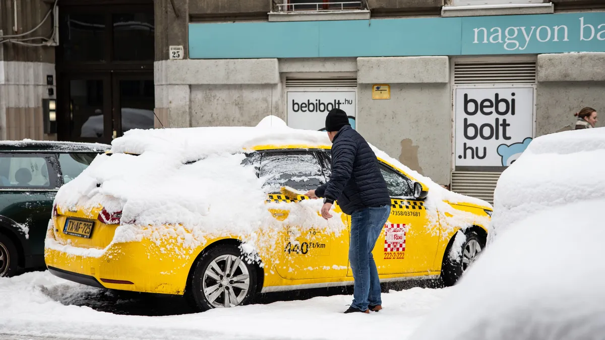Ezt tegyünk, ha hóba ragadtunk az autónkkal