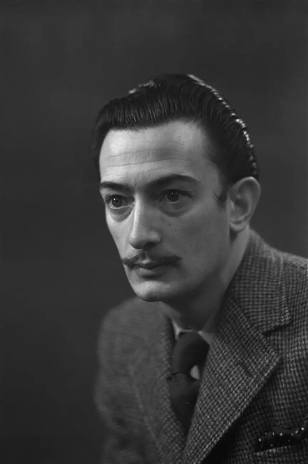 Salvador Dalí 1936-ban - a képet a híres Studio Harcourt készítette, mely elsősorban filmsztárokról és más hírességekről készített fotókat. 