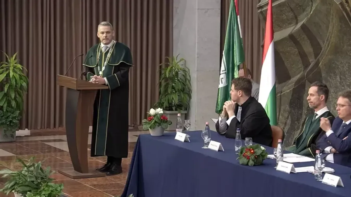 Az uniós zászló helyett is magyar zászló van már a MATE-n!