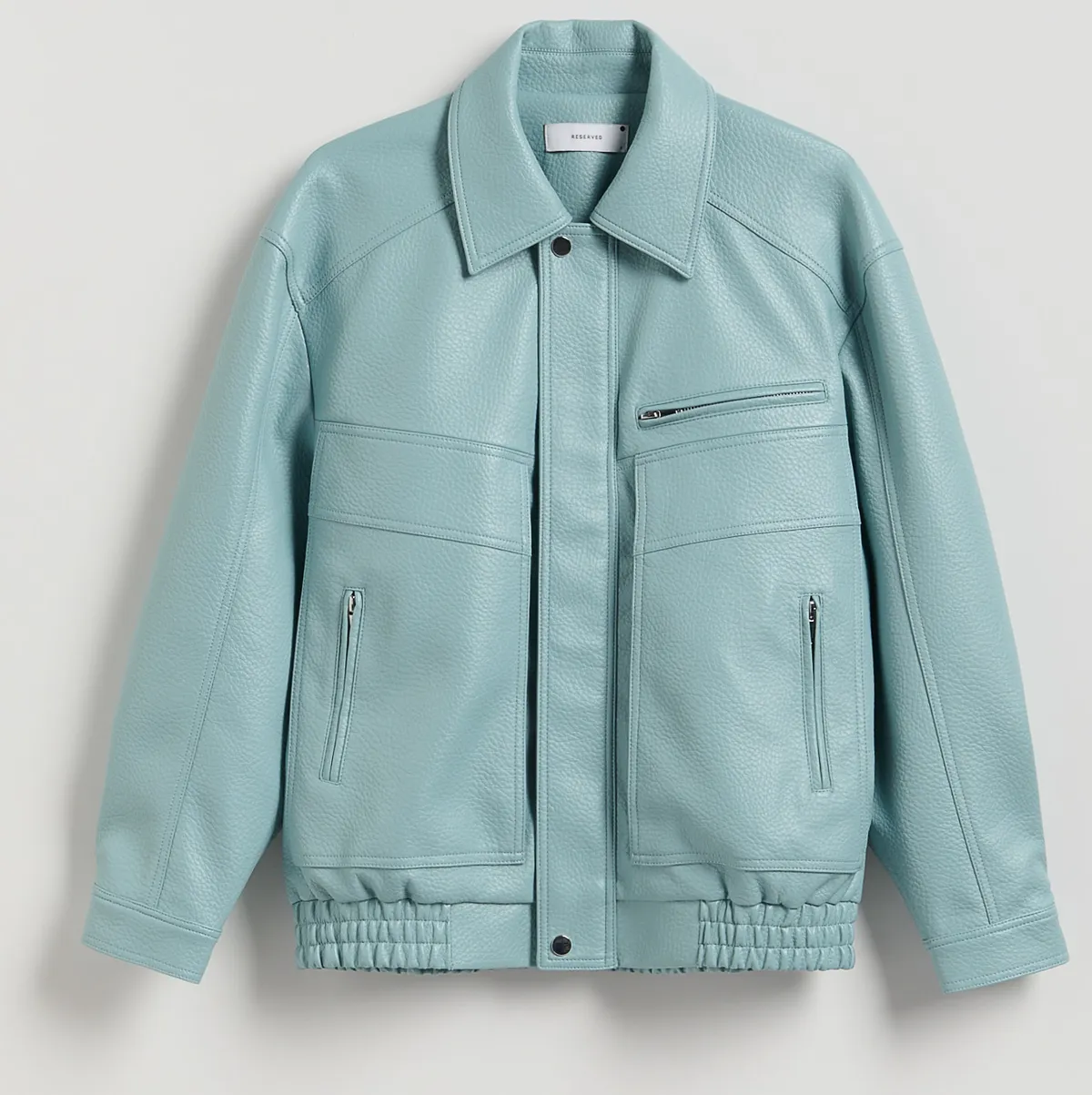 Karcsúsító tippek: babakék műbőrdzseki.