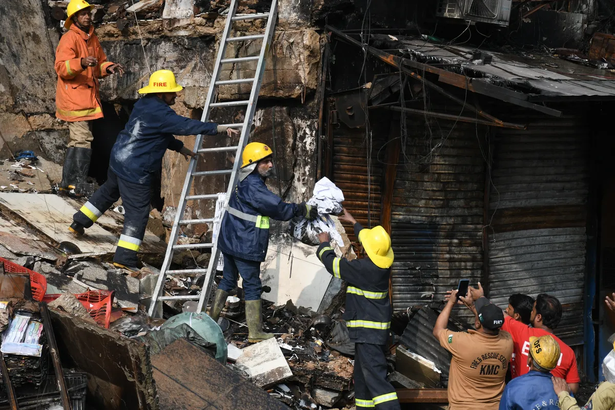 Rengeteg embert még mindig keresnek a tűzoltók a törmelékek között