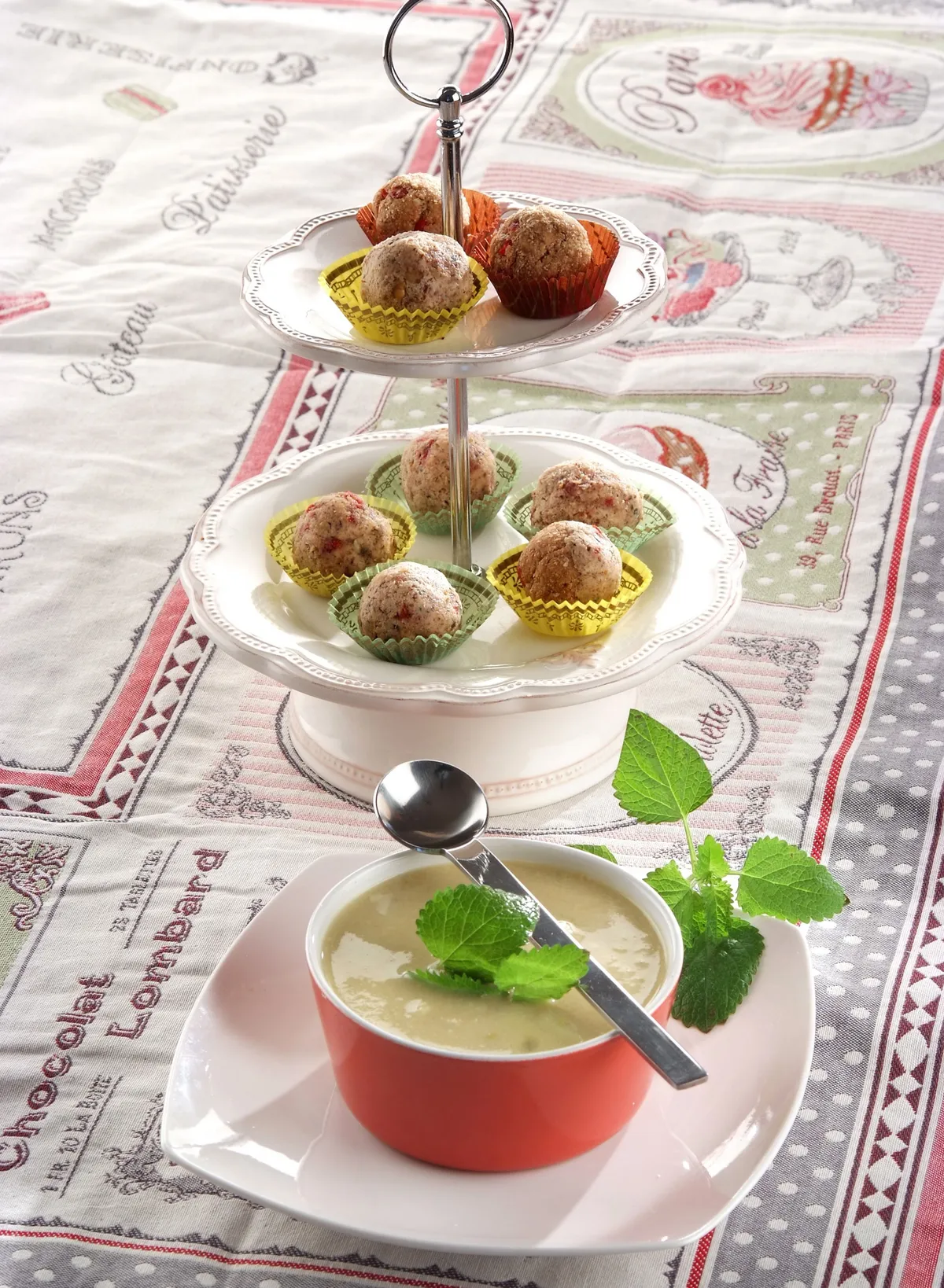 Laktózmentes receptekből készült citromfüves birsleves áfonyás-mandulás desszert