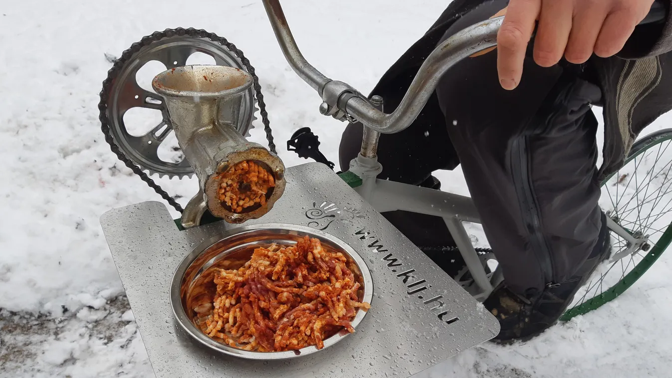 Hurka- és kolbászkészítés bicikli tekerésével: „A miénk a legnagyobb lábhajtású eszközpark a világon”