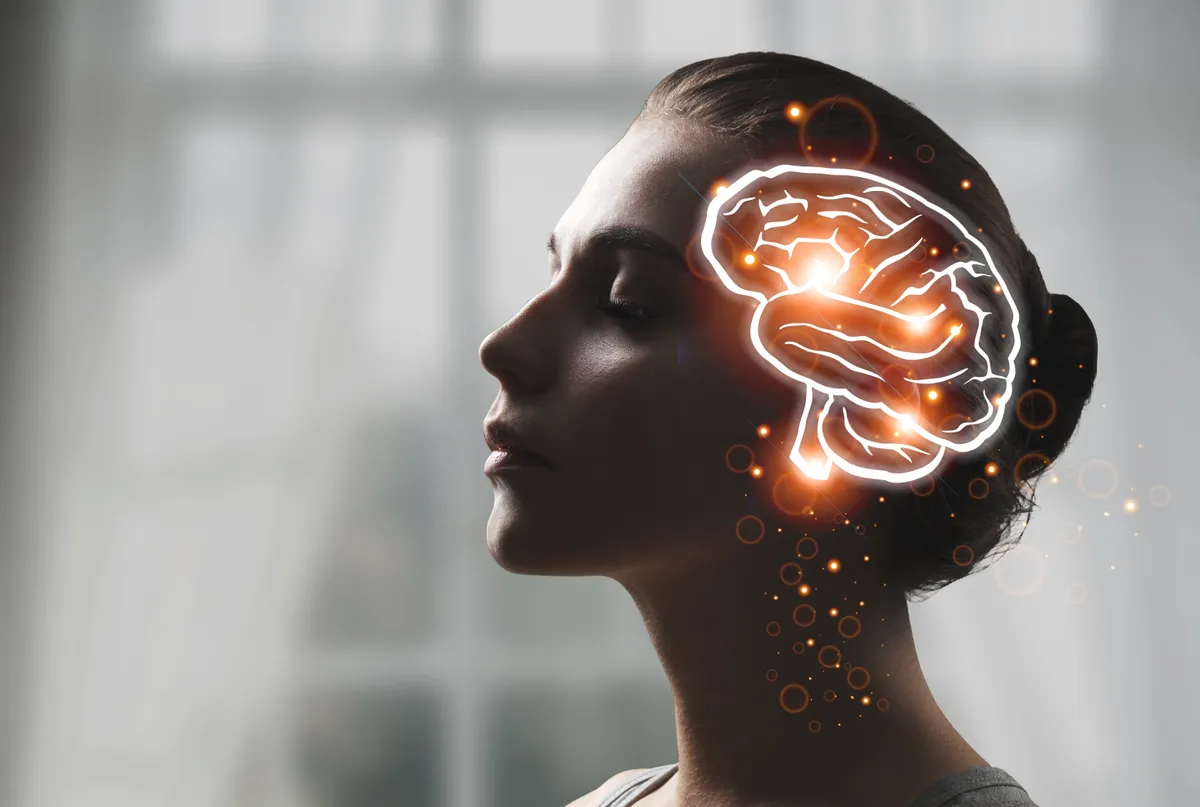 Fiatal nő gondolkodik az agyával a tesztben.