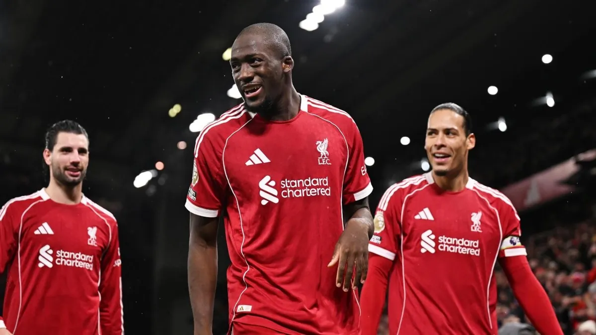 Szoboszlai (balra), Van Dijk és valamennyi csapattársa átérezte, miért érzékenyült el az édesapját gyászoló Konaté a Liverpool-Newcastle meccsen