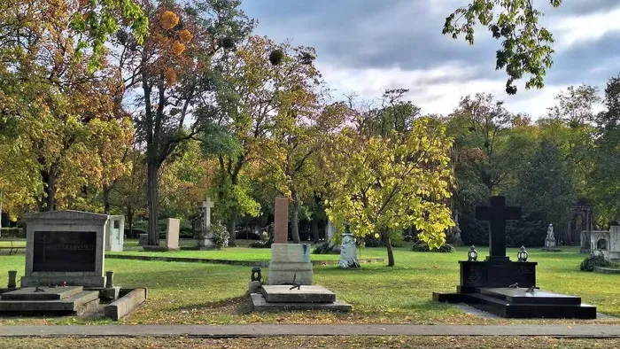 A nemzet csendje – Őszi napsütés a Fiumei úti sírkertben