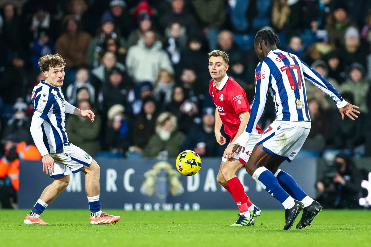 Callum Styles (balra) is üzent a gyászoló csapattársának, Ousmane Diakitének