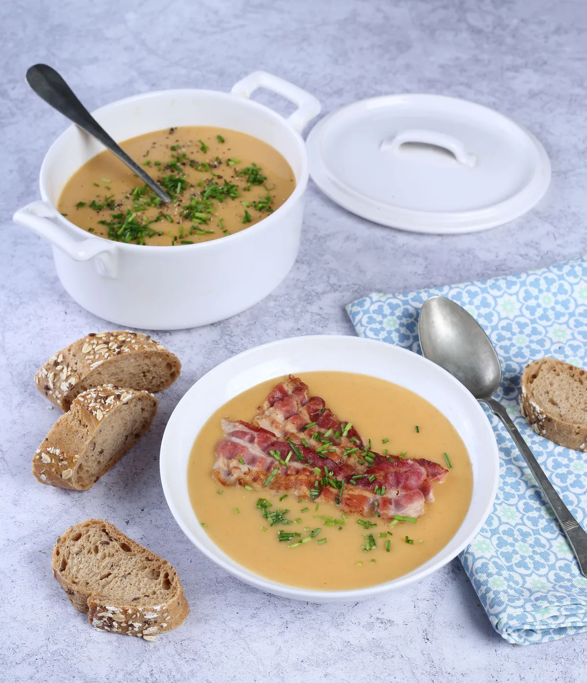 Burgonyakrémleves szalonnával főzve, pirított baconcsíkokkal az egyik legfinomabb szalonnás étel. 