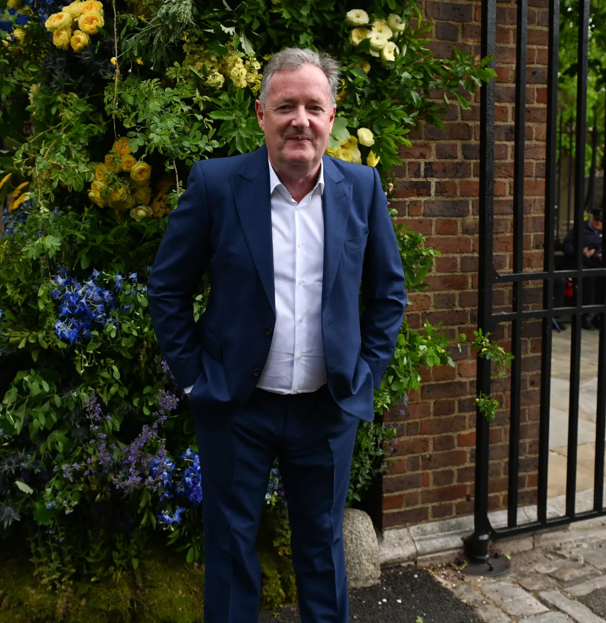 Piers Morgan egy étteremben esett el, aminek következtében eltörött a combcsontja