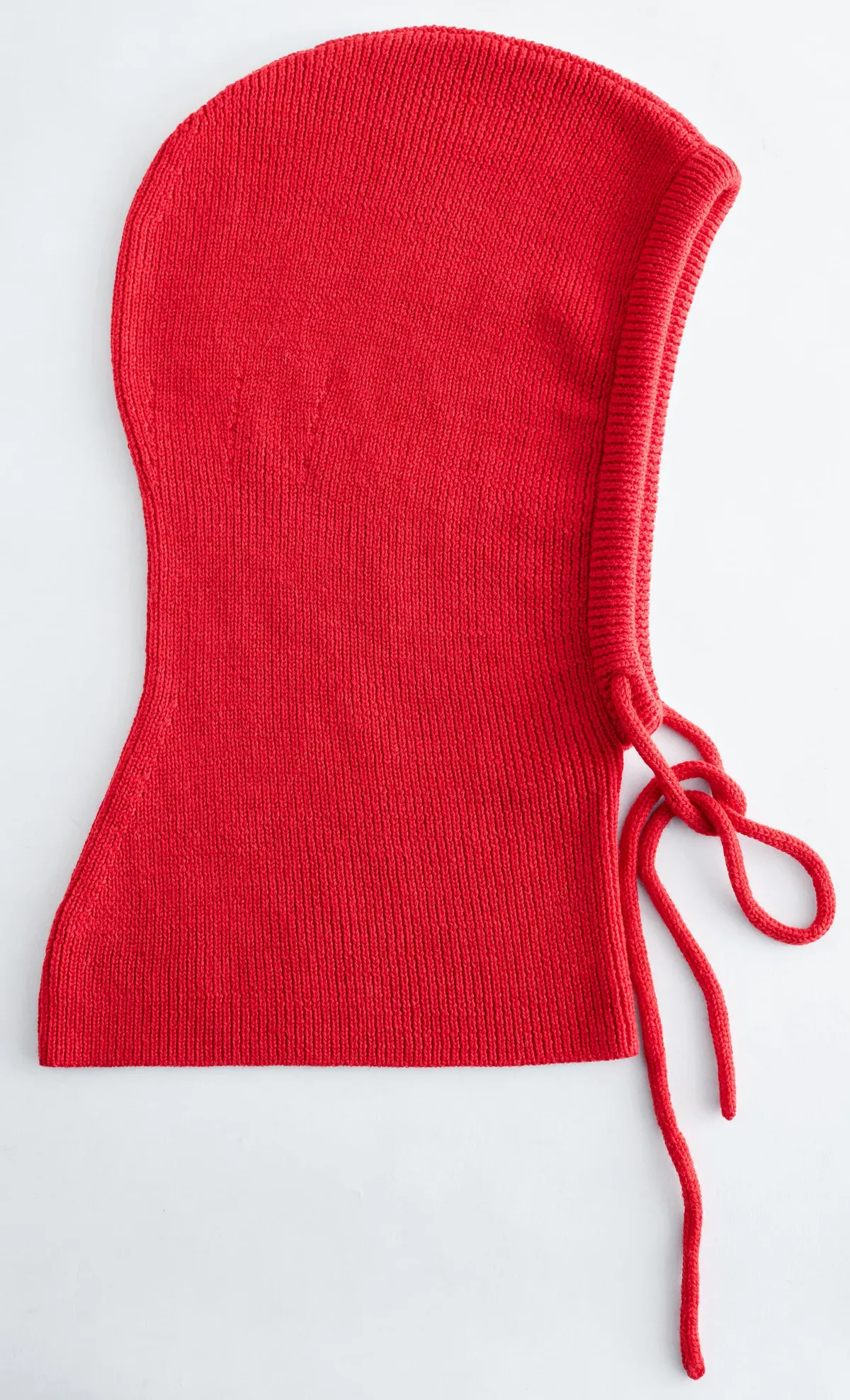 Téli kiegészítő: piros balaklava.