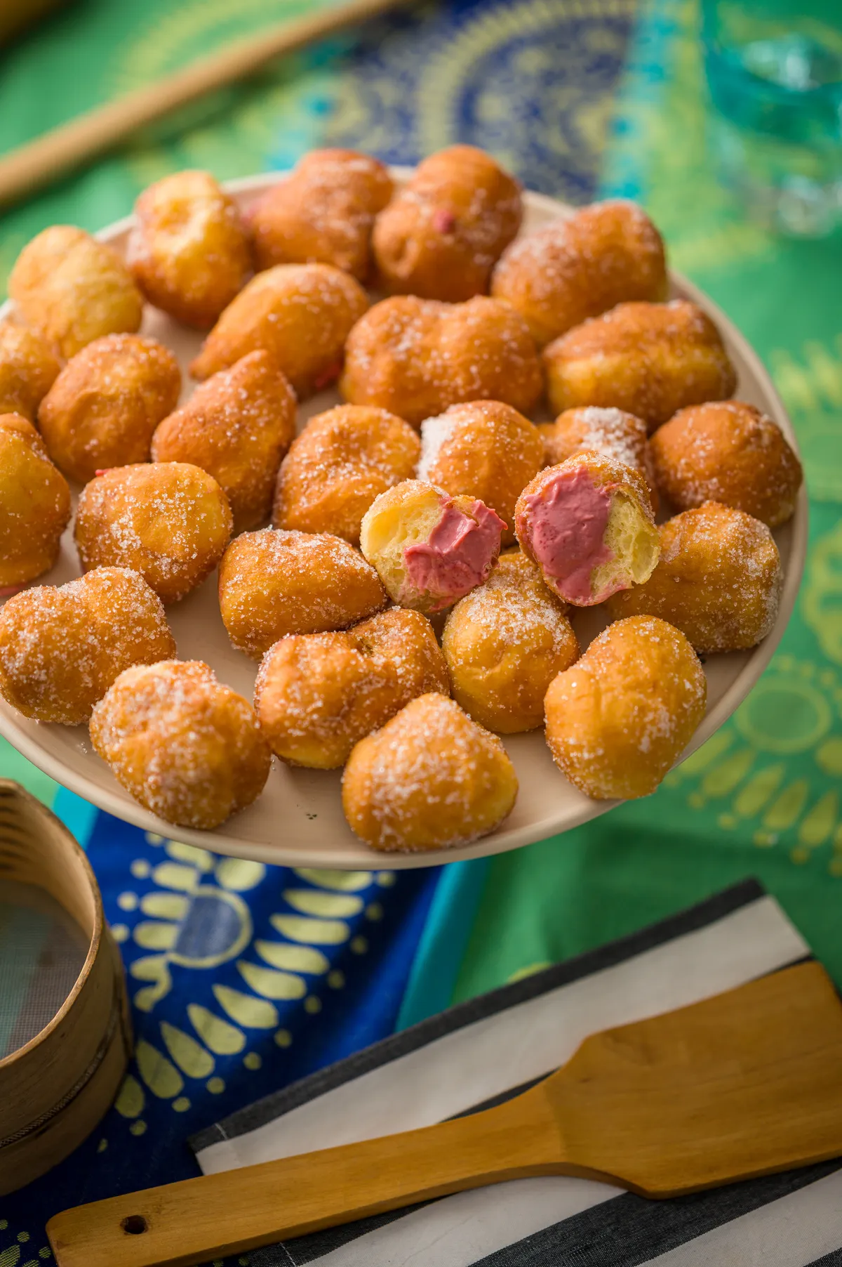 Drezdai töltött fánkok egy tányéron.