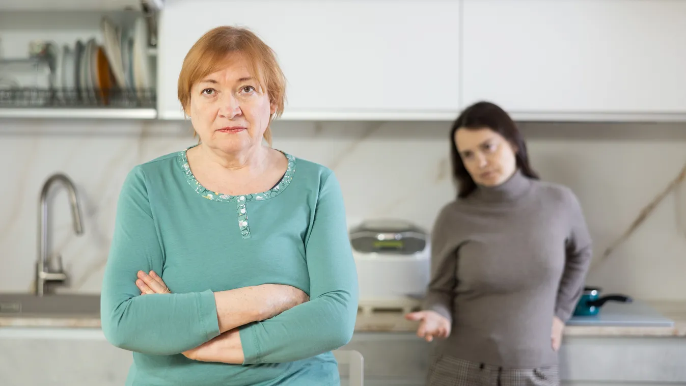 Mérgező meny kritizáljaz anyósát a konyhában