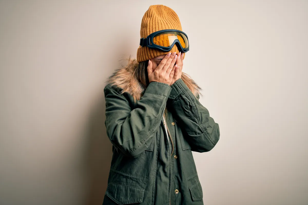 Hóvakságtól szemfájdalmat tapasztaló nő síszemüvegben.