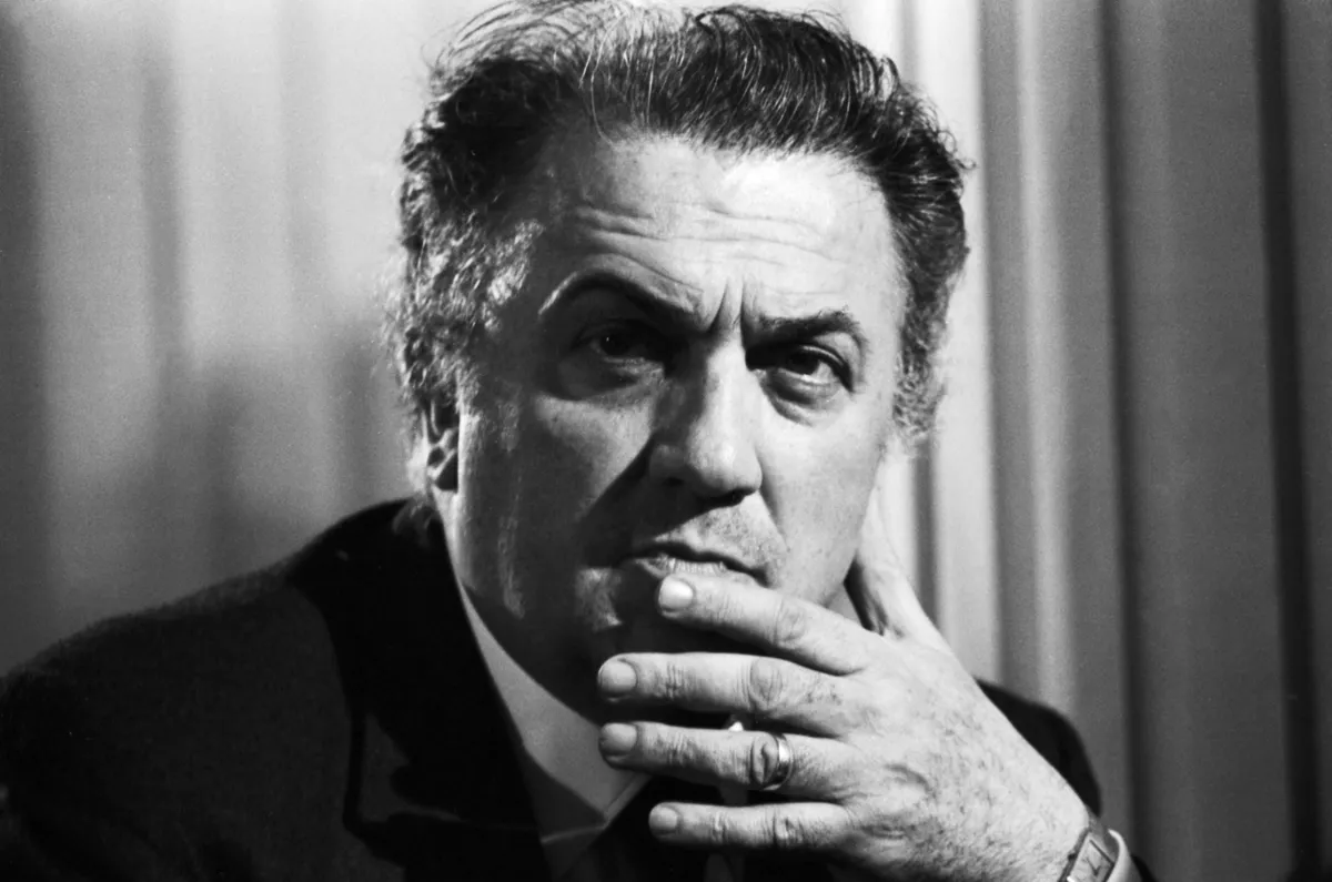 Federico Fellini olasz filmrendező portréja. 