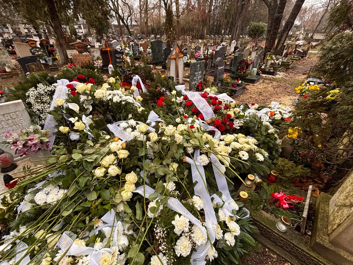 Dudás Miki sírját azóta is virágok borítják.