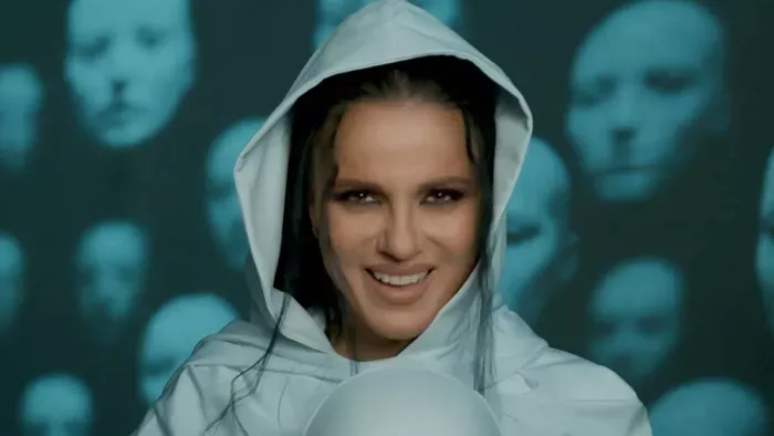 Köldökig kivágott felsőben villantott Péter Szabó Szilvia