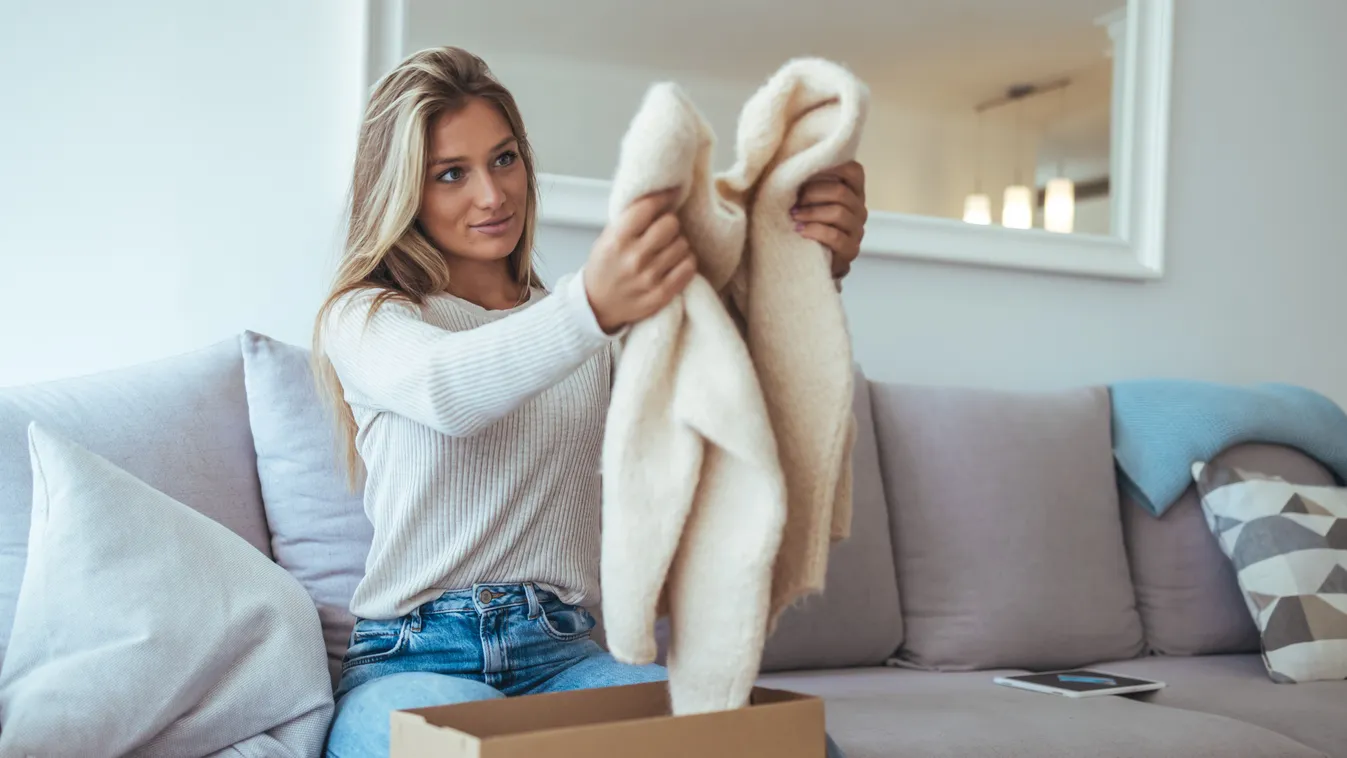 Fiatal nő, aki éppen szanálja a pulóvereit.