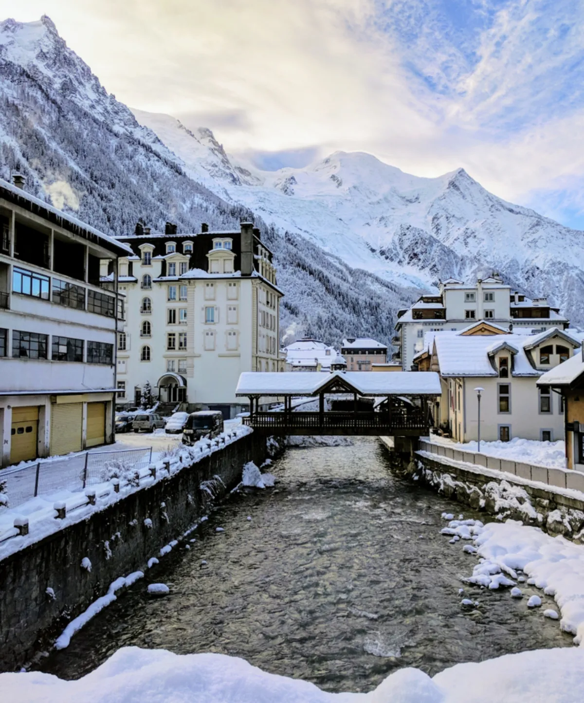 A franciaországi Chamonix folyója, az Arve télen.