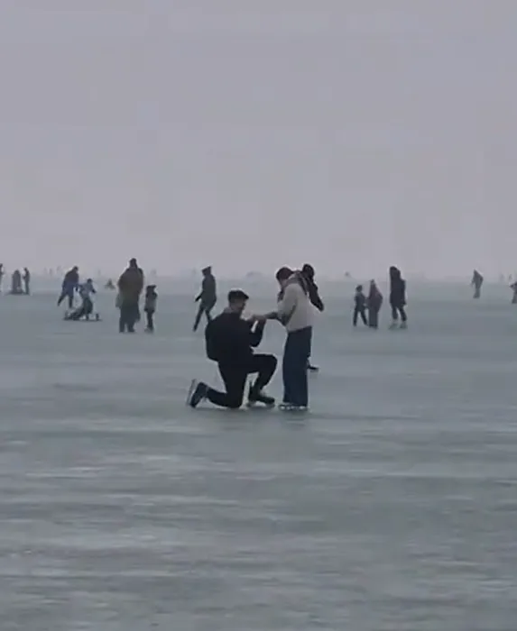 Romantikus lánykérés a Balatonon