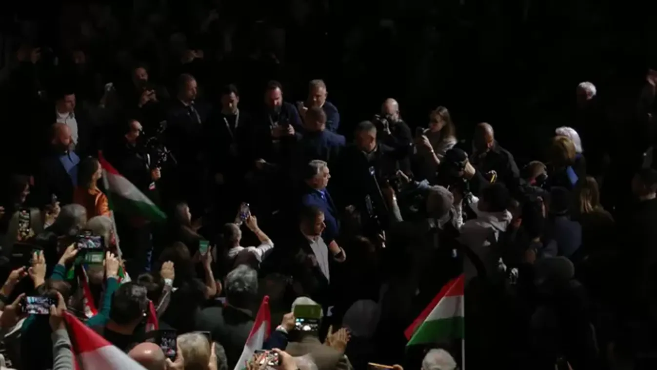 Brutális, ami Miskolcon történt: szabályosan szétszedte a tömeg a Orbán Viktort a Háborúellenes Gyűlésen