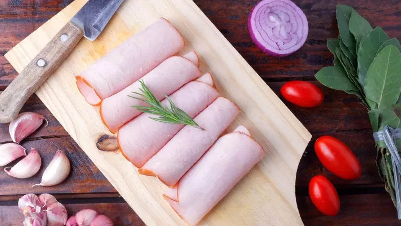 Felejtsd el a boltit, nemcsak drága, de egészségtelen is – Így készíthetsz villámgyorsan egészséges csirkemellsonkát házilag