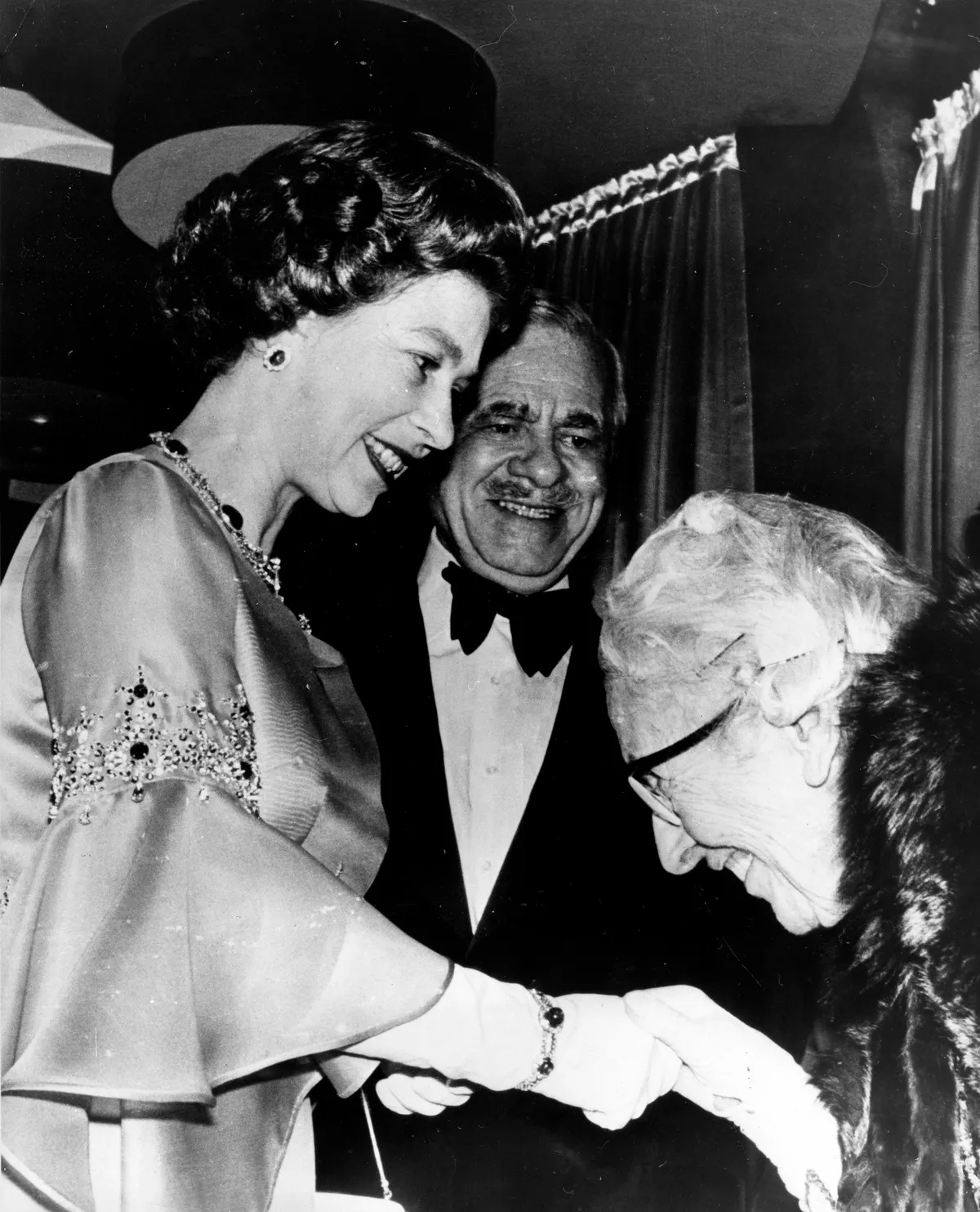 II. Erzsébet brit uralkodó és Agatha Christie írónő találkozása.