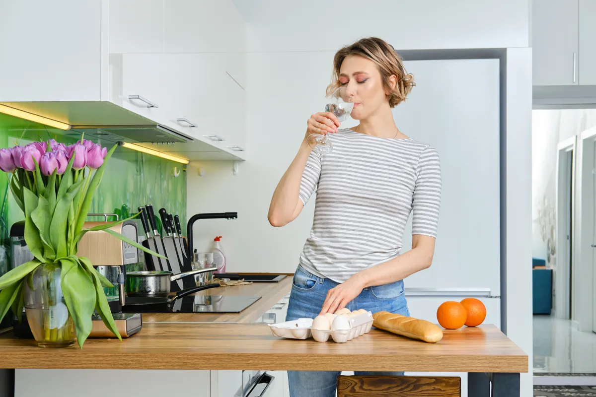 Az anyagcsere-gyorsító ételek és az étkezés előtti vízfogyasztás segít a nőnek a fogyásban.