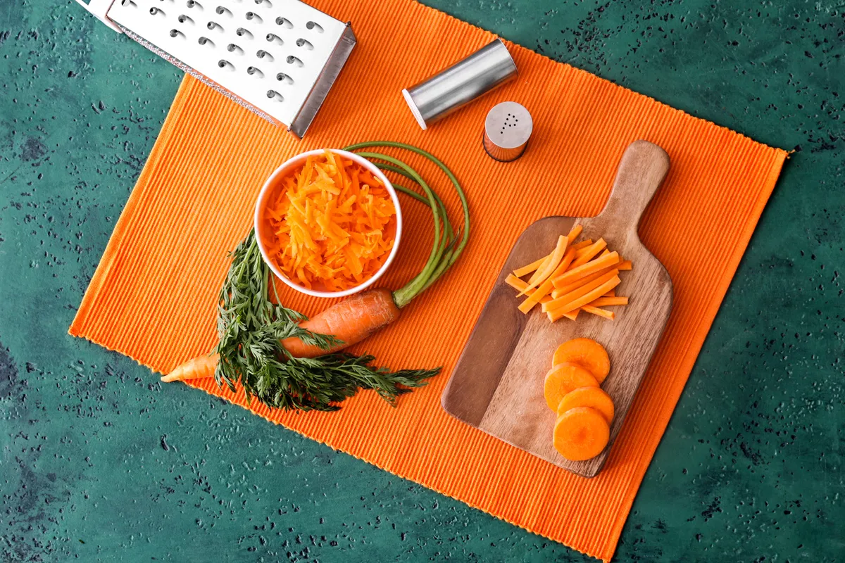 Sárgarépa reszelve, szeletelve deszkán