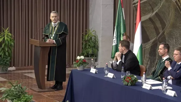 Száműzték az európai uniós zászló az egyetem területéről