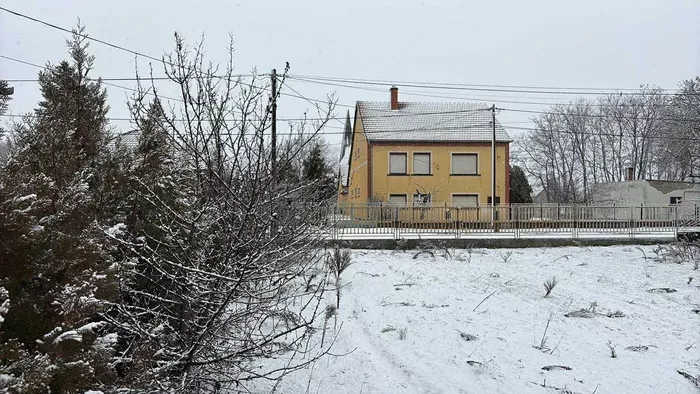 Fehérbe borult a táj, megérkezett a havazás - Videó