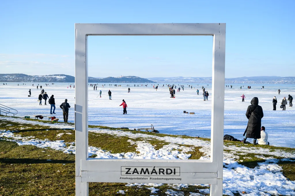 Zamárdi, 2026. január 17.
Emberek a befagyott Balaton jegén Zamárdinál 2026. január 17-én.
MTI/Vasvári Tamás