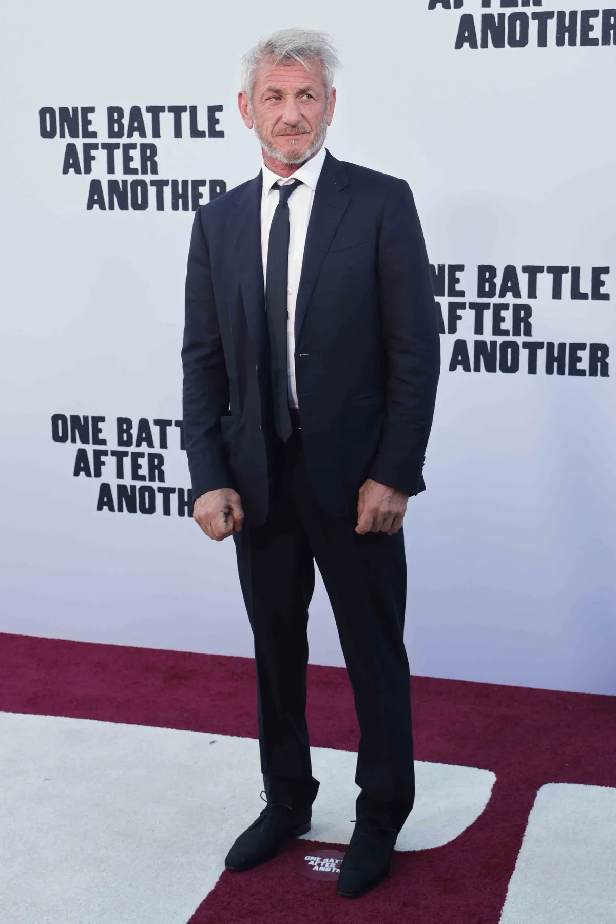 Sean Penn-t az Egyik csata a másik után című filmben nyújtott alakításáért Golden Globe-díjra jelölték a Legjobb férfi mellékszereplő kategóriában