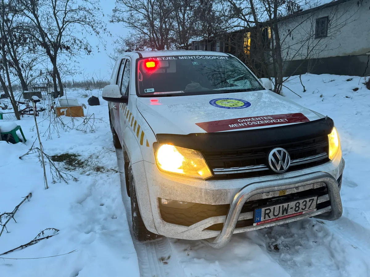 Életmentés Szolnokon: behavazott tanyáról vitték ki a férfit