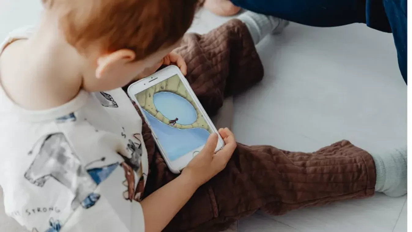 Okostelefon 12 éves kor előtt? Ezt a 3 sokkoló egészségügyi kockázatot jobb, ha ismered!