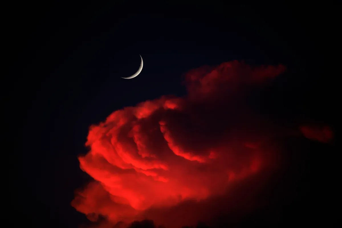 Horoszkóp, az égen úszó piros felhő.