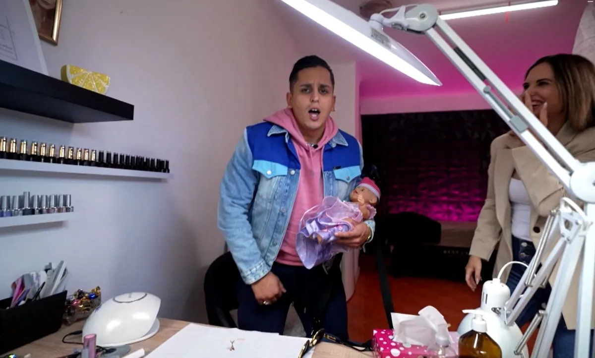 Aurelio átérzi milyenek a menstruációs fájdalmak.