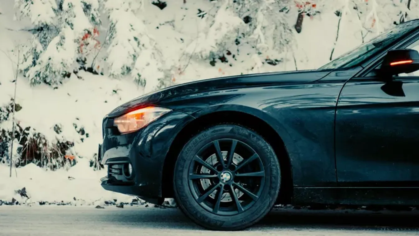 Így érdemes autóba ülni télen – vezetőszakértő leplezte le a titkot
