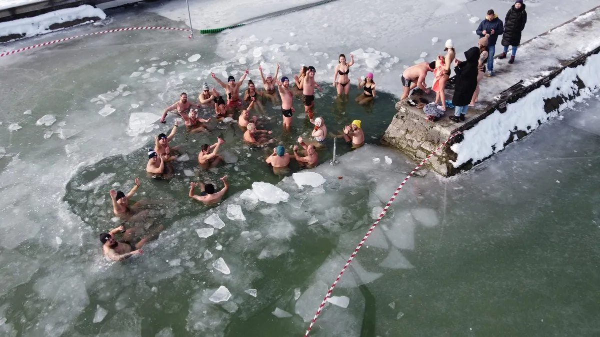 Hidegterápia Almádiban: Léket kellett vágniuk a befagyott Balatonon