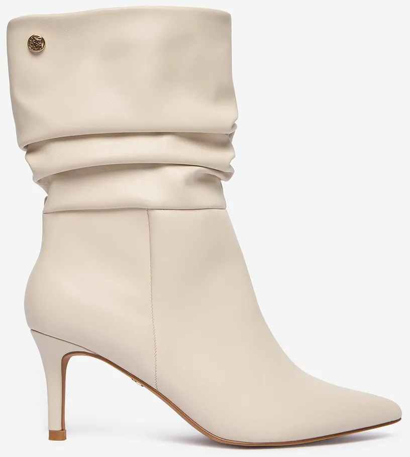 Cloud Dancer: fehér redőzött szárú csizma.