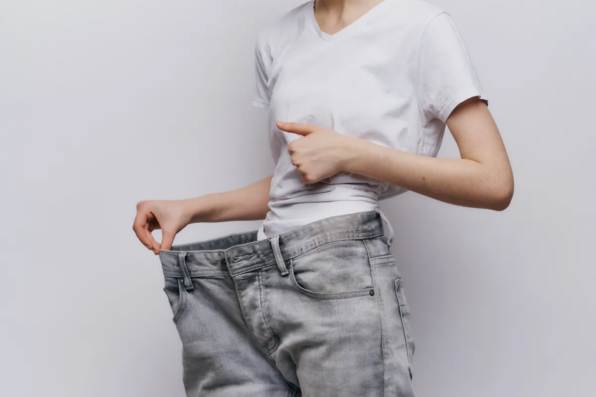 Egy nőre nagy a nadrág, mert ahogy a horoszkóp megjósolta, lefogyott.